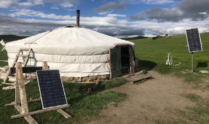 草原上的太阳能发电系统