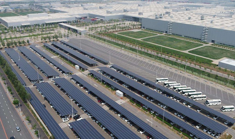 停车场安装的太阳能发电系统